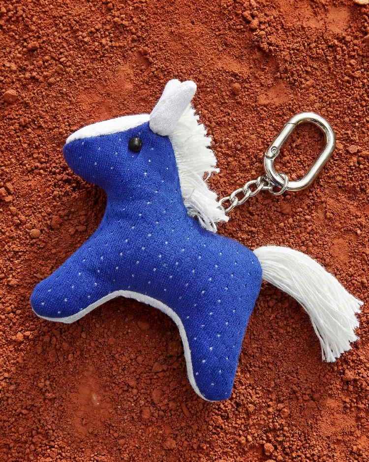 Story Wear零廢球衣小馬吊飾，960元。品牌提供