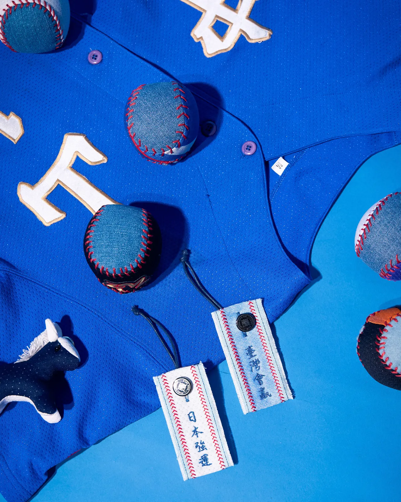 Story Wear運用升級設計丹寧與回收棒球衣，打造一系列棒球應援周邊。品牌提供