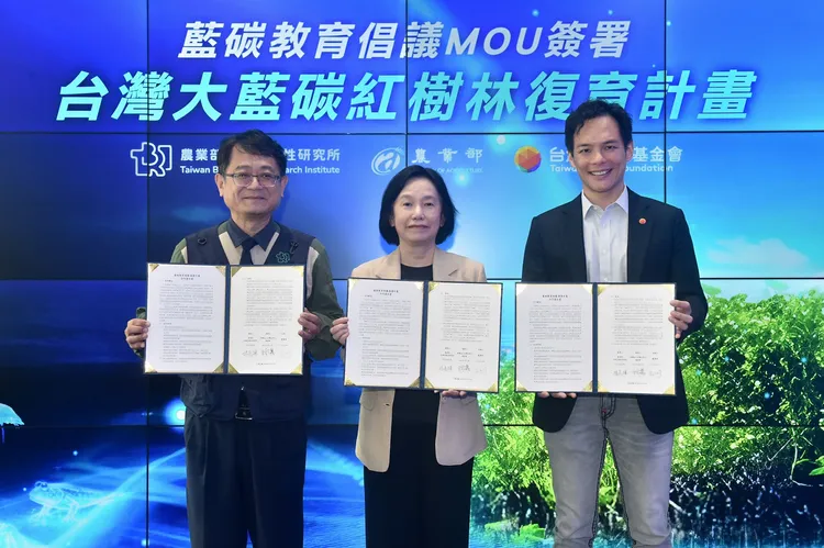 「藍碳教育倡議」合作意向書由台灣大哥大總經理兼基金會執行長林之晨與生多所所長楊嘉棟代表簽署，農業部常務次長杜文珍見證，盼串聯全民與價值鏈夥伴擴大逆轉氣候變遷的行動力。