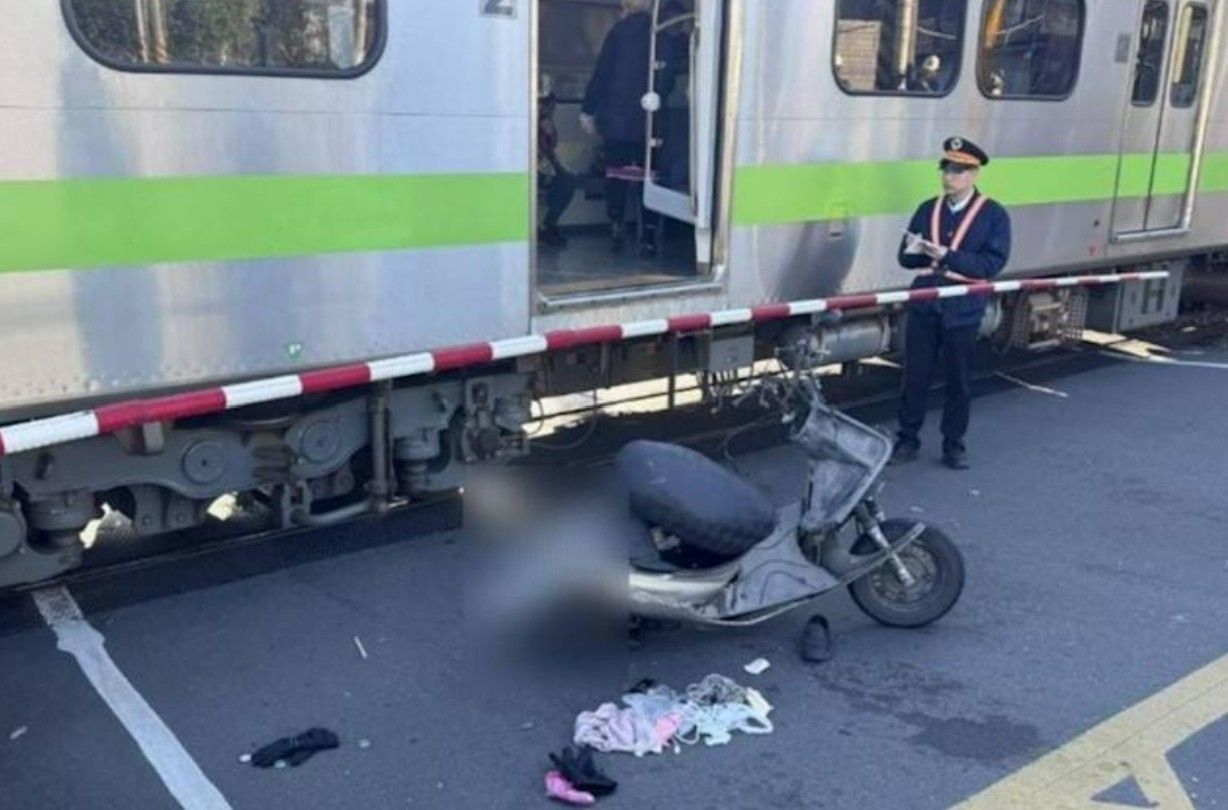 新北7旬翁騎車誤闖鳳鳴平交道 遭區間車撞飛慘死