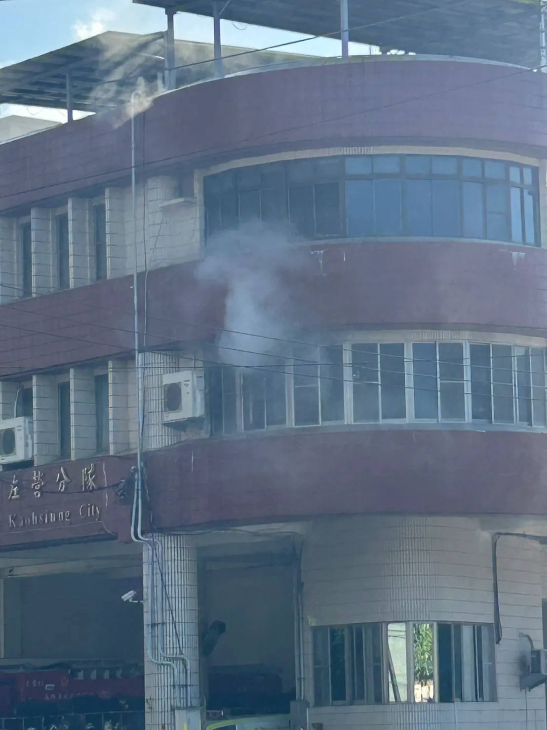 高雄市消防局左營分隊因電線走火傳出火警。翻攝畫面