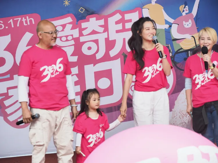 趙小僑和劉亮佐帶女兒典典一起出席活動。天使心家族基金會提供