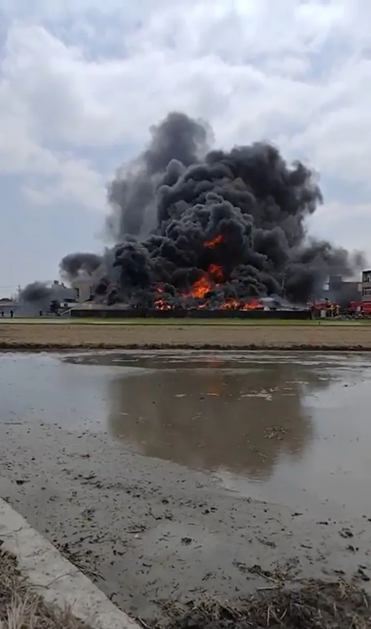 彰化福興鄉塑膠工廠大火。民眾提供