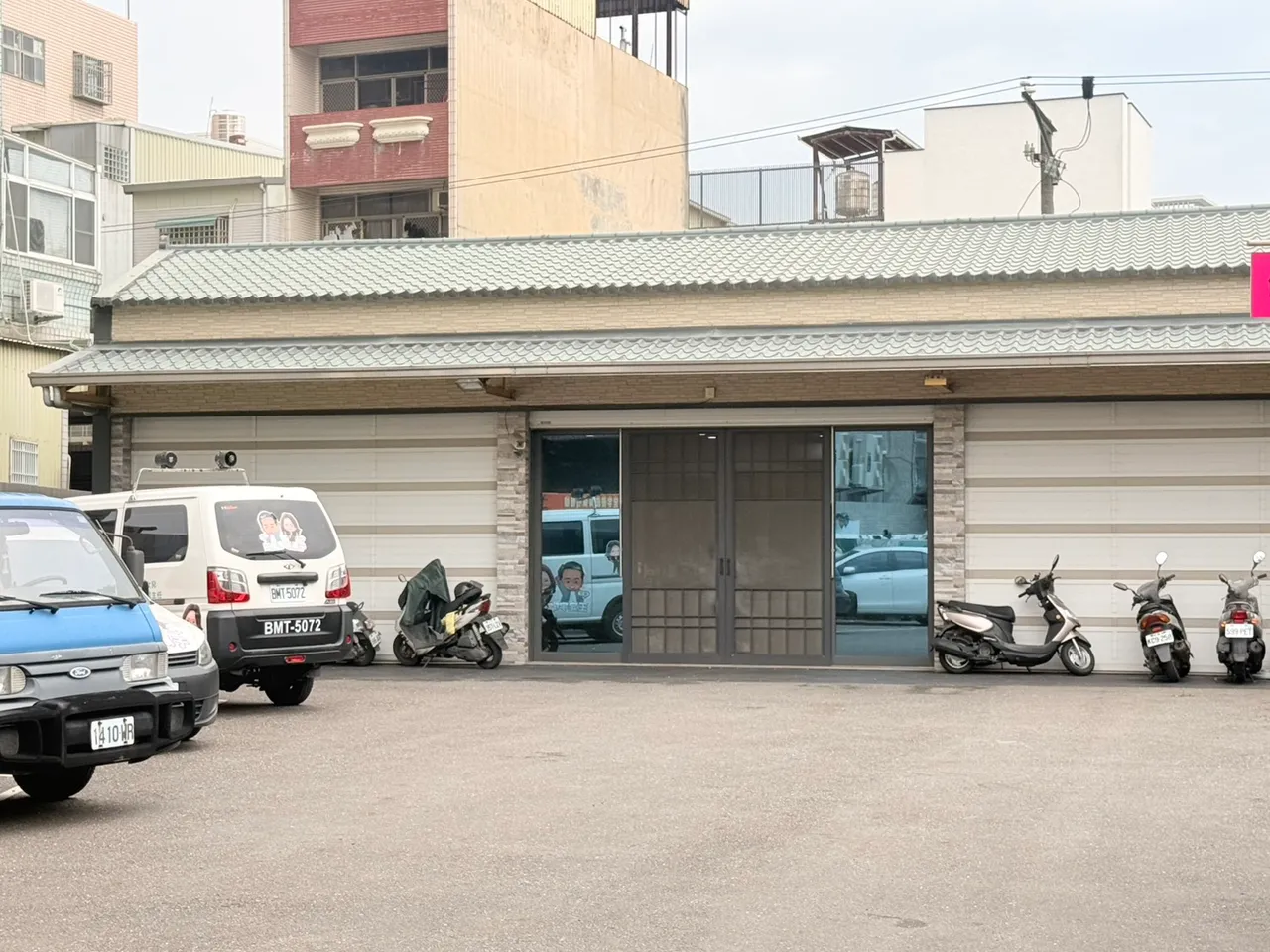 立委王定宇東區服務處人員多半外出，還有兩部宣傳車停在門口。莊曜聰攝