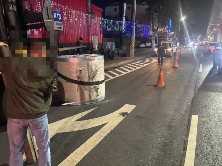 15噸重鋼捲未捆牢煞停掉落路面，警方迅速疏導。翻攝畫面