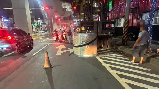 有驚無險！15噸重鋼捲未捆牢煞停掉落路面　岡山警迅速疏導並依法開罰