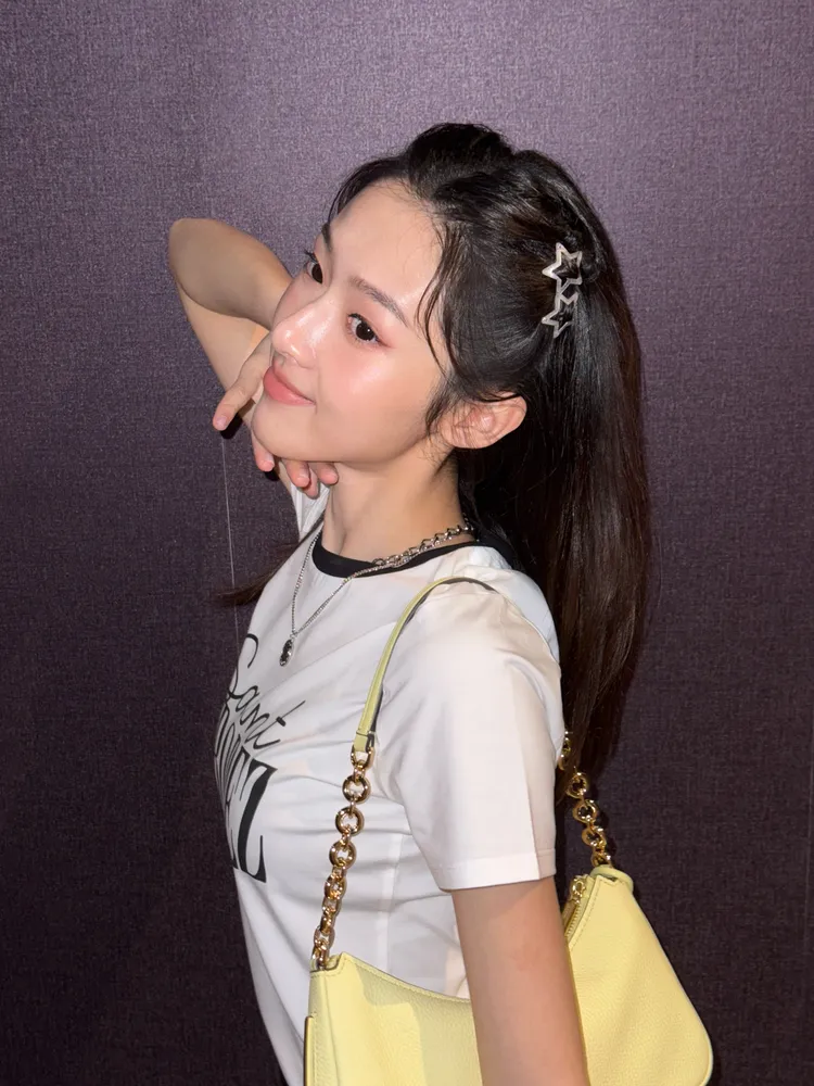 何曼希以明亮黃Nolita包展現Z世代青春俏麗的一面。品牌提供