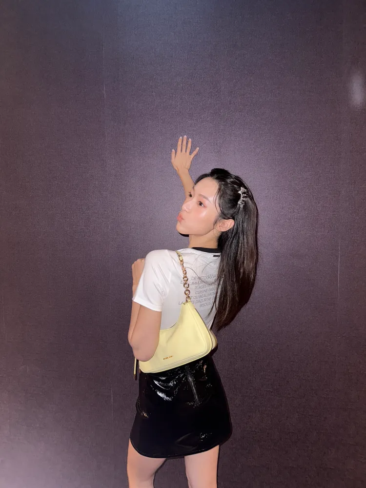 《陽光女子合唱團》中的23歲新秀演員何曼希，也是Nolita包愛好者。品牌提供