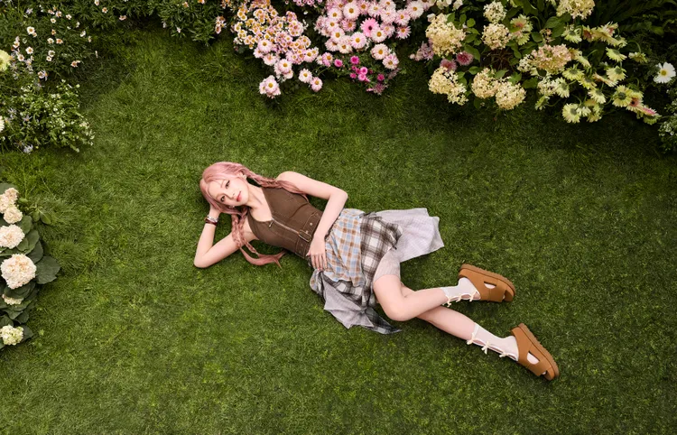 宋雨琦以格紋短裙搭配鏤空設計的涼鞋，穿出輕盈春夏感。品牌提供