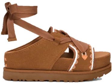 UGG Goldenstar Hi Artistitch-刺繡綁帶涼鞋，5980元。品牌提供