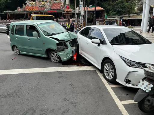 驚險！高齡婦駕車過彎失控「衝上人行道」　北投路口連撞多車幸無人傷