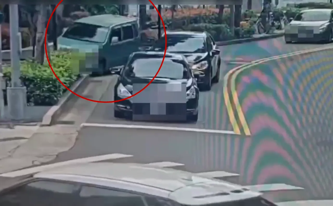 婦人轉彎處未減速，撞上前方等紅燈車輛後，直接衝上人行道。翻攝畫面