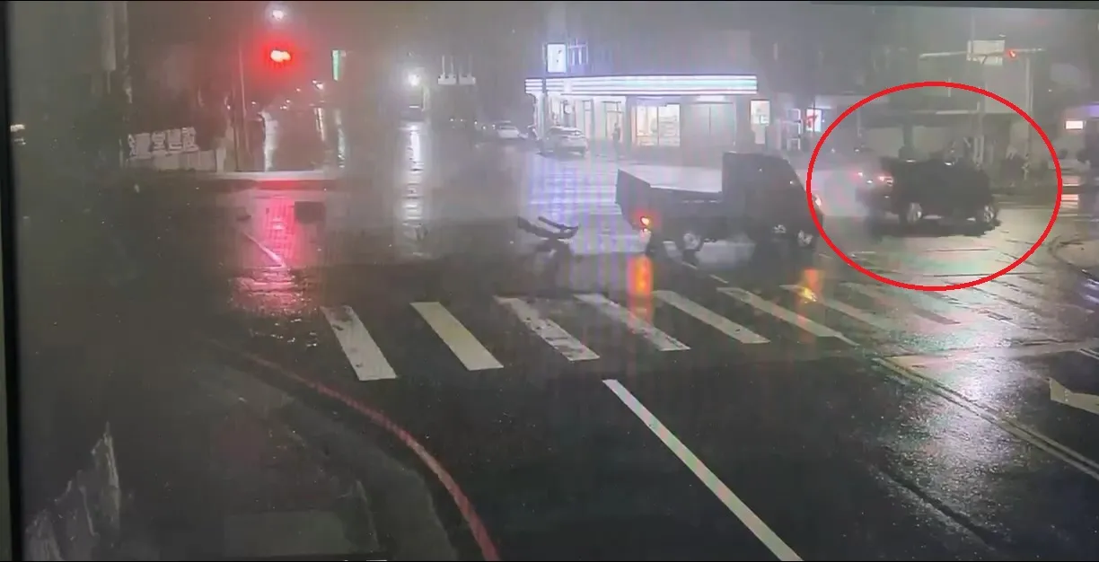 休旅車先追撞小貨車。民眾提供