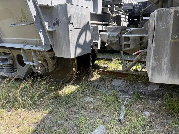 3月13日R200柴電機車在和仁站進行調車作業時，不慎擦撞停放在專用側線的幸福水泥自備貨物列車釀成出軌事故。翻攝自三鐵事故通報平台