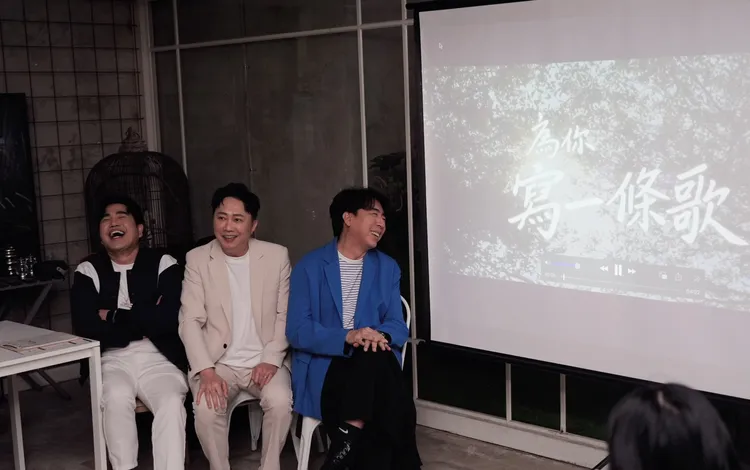梁赫群、林智賢一同欣賞趙正平的新歌ＭＶ。娛樂中心攝