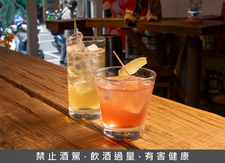 戚家十三口涼茶 Herbal Remedy(左)、酒品芝麻醉 The Sesame Judge(右)。臺虎提供 