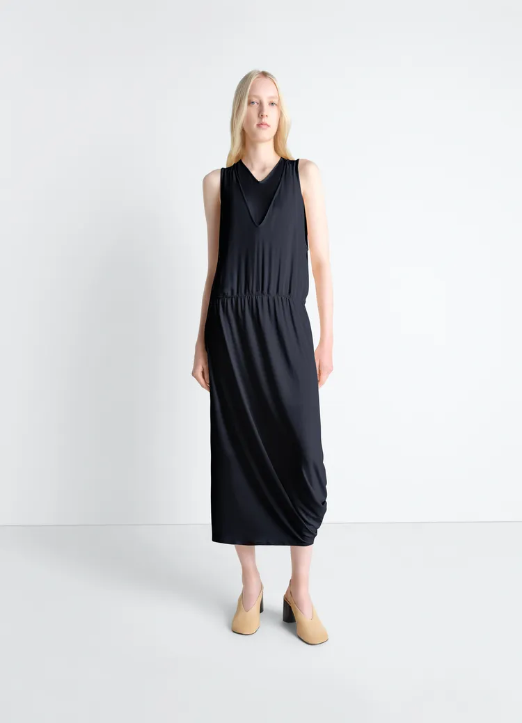 LEMAIRE雙層抓皺洋裝，2萬7480元。品牌提供