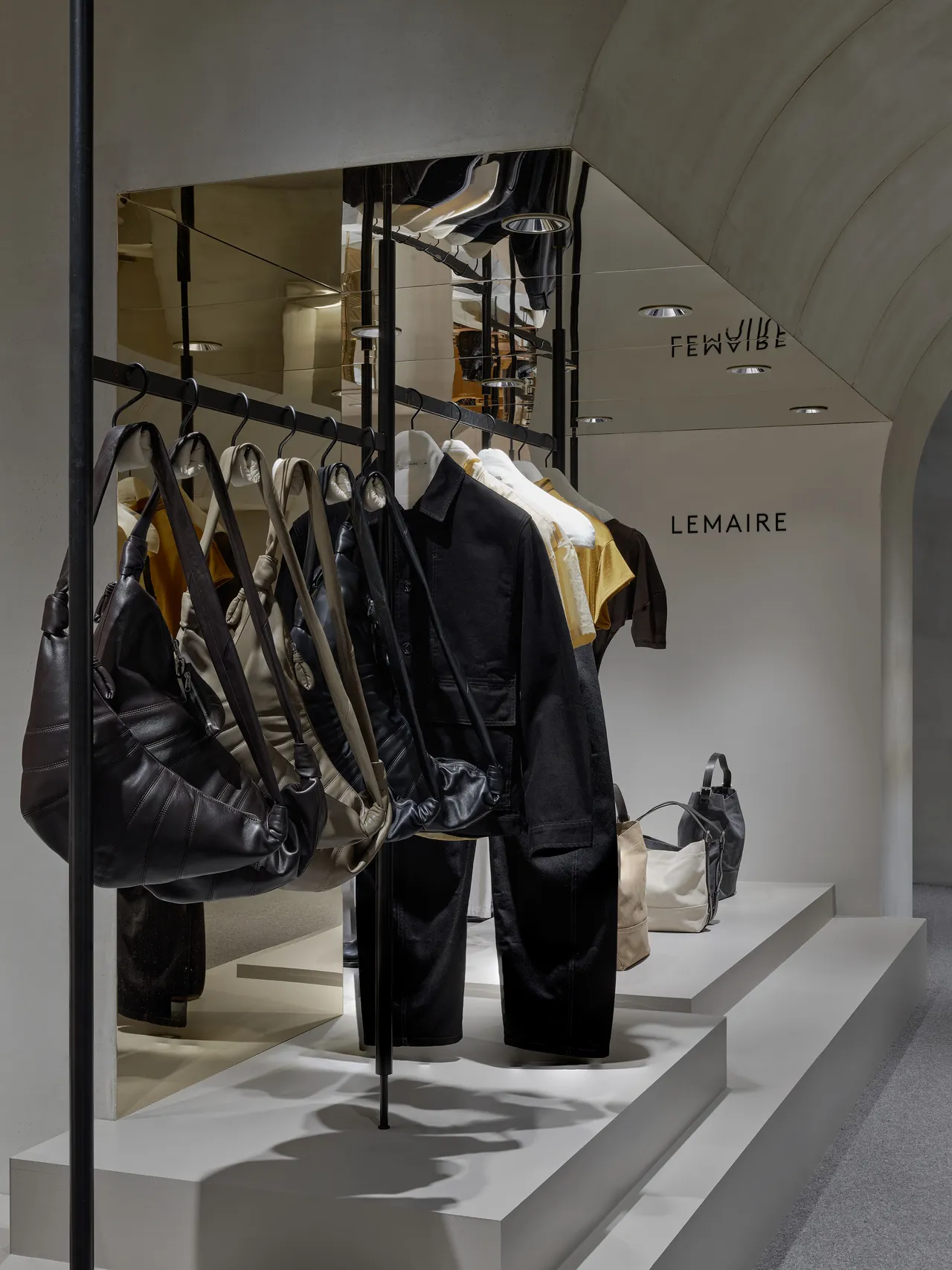 高允貞同款牛角包引進齊全色選與尺寸。品牌提供