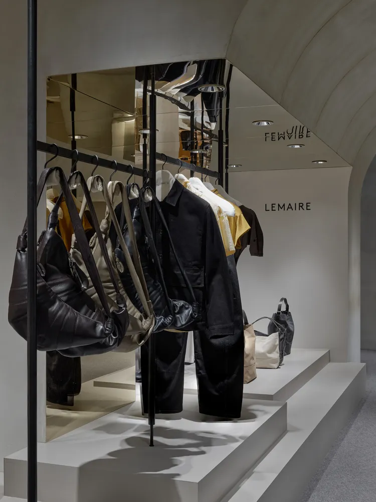 高允貞同款牛角包引進齊全色選與尺寸。品牌提供