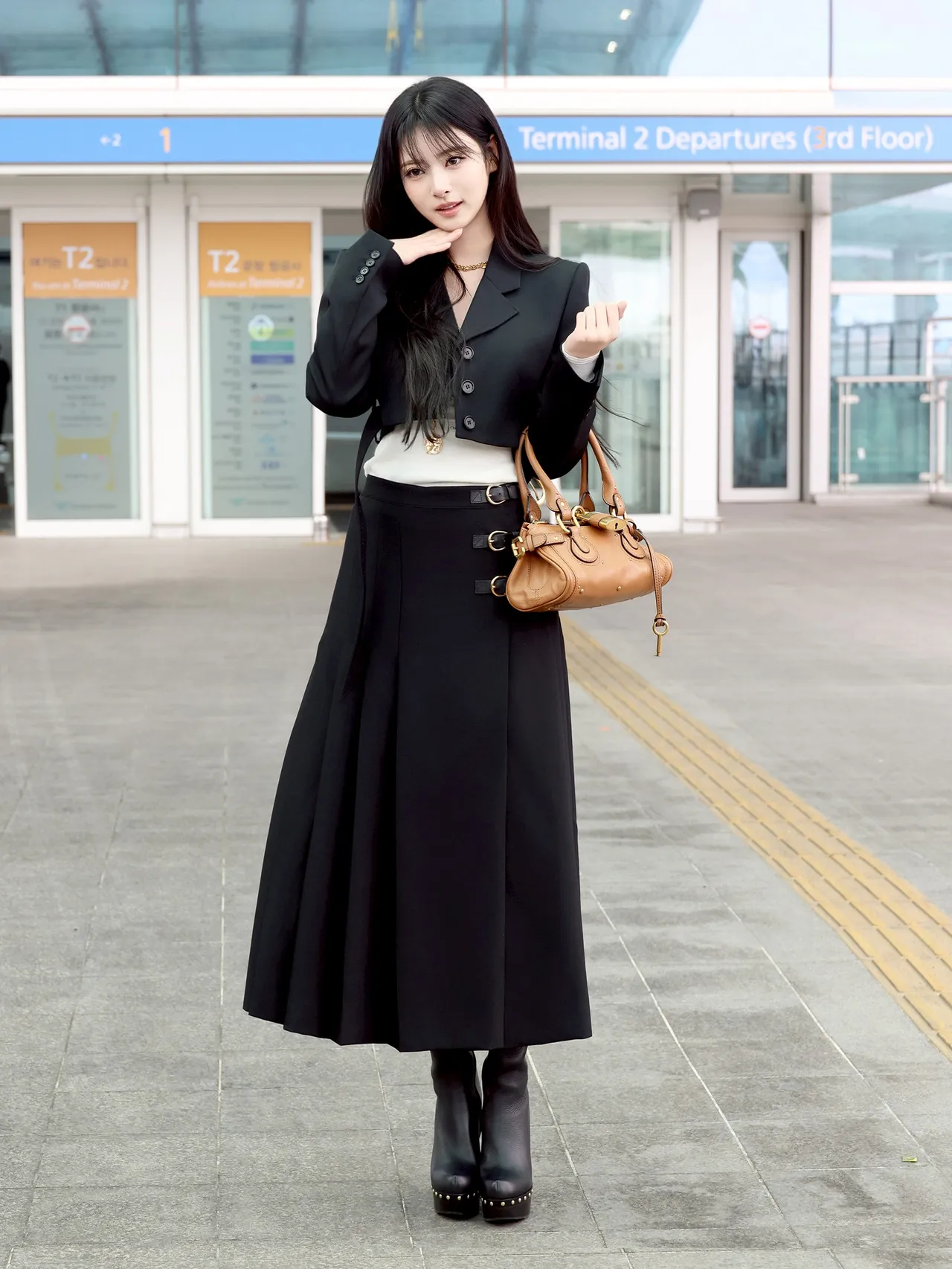 Anna比出各種俏麗姿勢讓鏡頭拍好拍滿。品牌提供