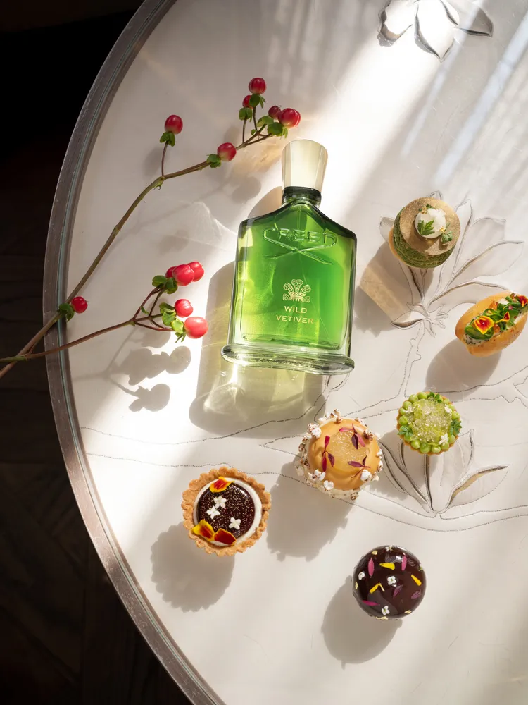 台北文華東方酒店新任行政西點主廚胡利雲 (Heat) 與文華Café主廚盧奕翔 (Jerry) 攜手揮灑巧思，汲取 CREED 全新香氛 「Wild Vetiver 岩蘭野境」所描繪的英倫花園意境，主廚融合法式匠心工藝並揉合春季花果香氣，多款蘊含唯美意境、外型精巧別緻的美點，由內而外皆繽紛可口、令人無法抗拒。台北文華東方酒店提供