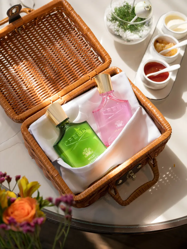 台北文華東方酒店一向以引領跨界聯名下午茶風潮聞名，值此初春時節，首度攜手英國百年皇室御用香氛沙龍品牌CREED全新香氛 「Wild Vetiver 岩蘭野境」，於「青隅」打造《岩蘭野境》英式午茶饗宴。台北文華東方酒店提供