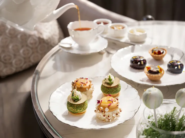 行政西點主廚胡利雲化身為味覺調香師，捕捉春色悄然微綻的大地香氣，為小巧香甜賦予英倫芳園的優雅儀式感，匠心雕琢以鮮甜果韻與馥郁花香的藝術甜點盛宴。台北文華東方酒店提供