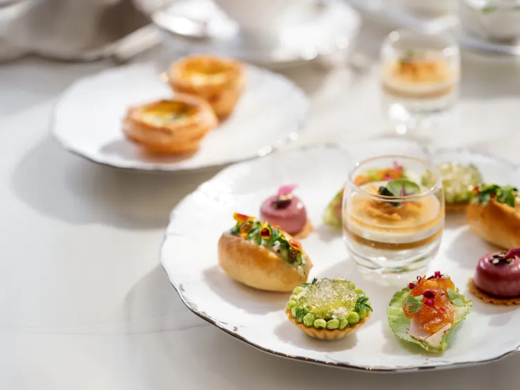 以「英倫花園」為靈感繆思，文華Café主廚盧奕翔精選健康清爽的時令蔬果，搭以鴨肝慕斯及煙燻豚里肌等鮮美元素，將爛漫春光凝為多款鹹香誘人的玲瓏小點。台北文華東方酒店提供