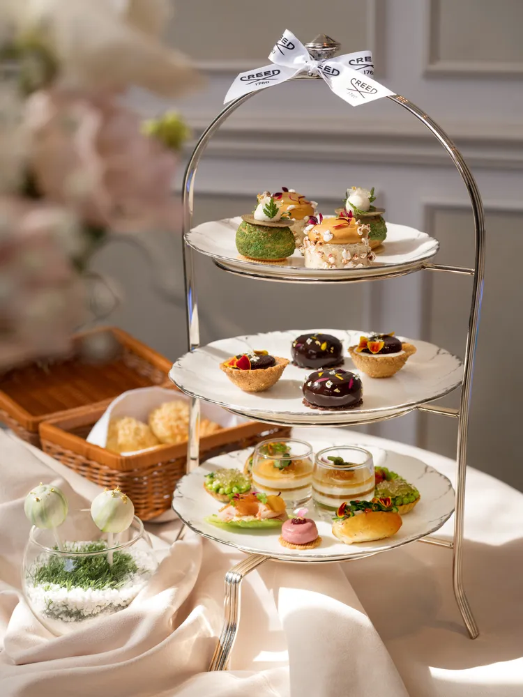 台北文華東方酒店新任行政西點主廚胡利雲 (Heat) 與文華Café主廚盧奕翔 (Jerry) 攜手揮灑巧思，汲取 CREED 全新香氛 「Wild Vetiver 岩蘭野境」所描繪的英倫花園意境，結合野餐美學為靈感謬思，將來自大地的木質花香調化作食藝味韻，詮釋香氛中岩蘭草的晨光綠意與玫瑰相映而成的如畫景緻。台北文華東方酒店提供