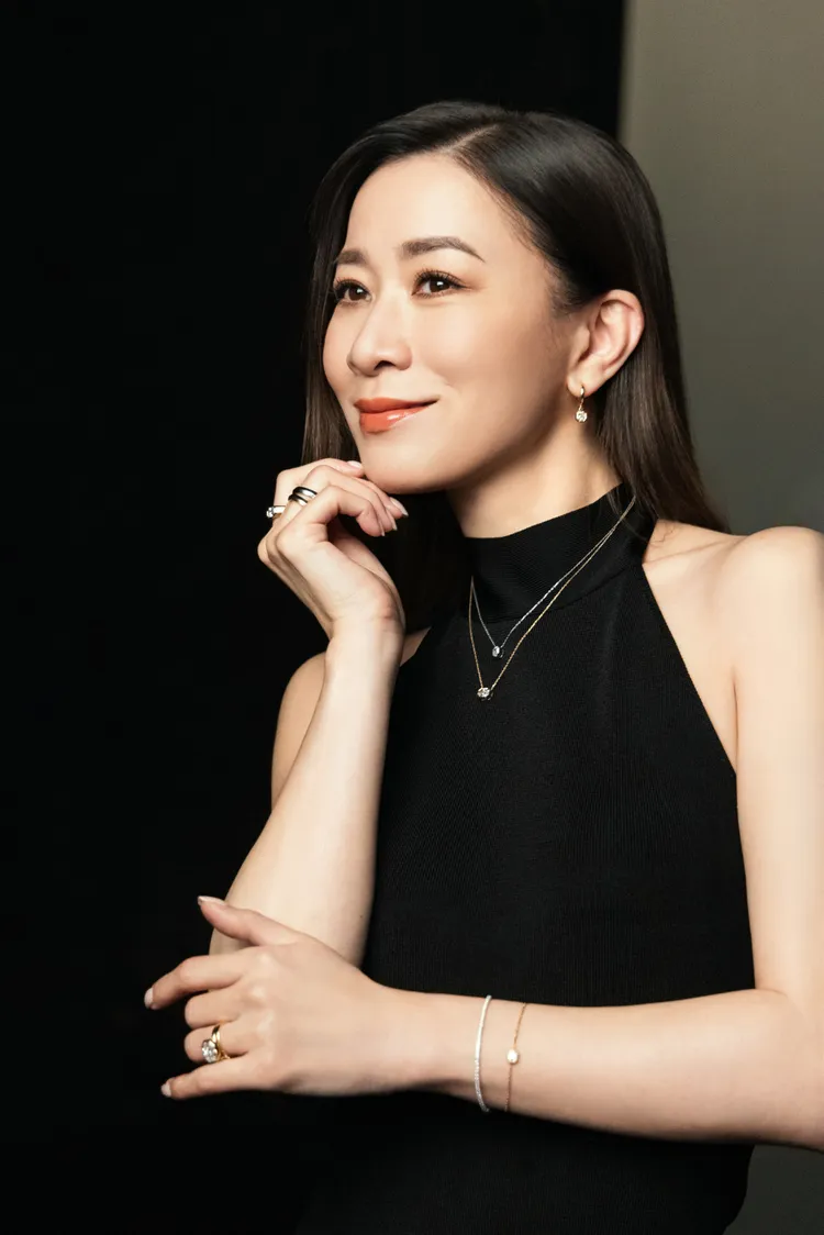 佘詩曼改以俐落削肩造型搭配培育鑽石Octagon系列項鍊、耳環、戒指、手鍊。品牌提供