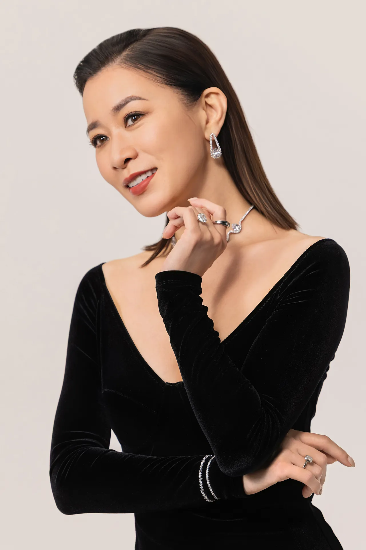 佘詩曼以深V剪裁的華麗禮服展現視后非凡氣場。品牌提供