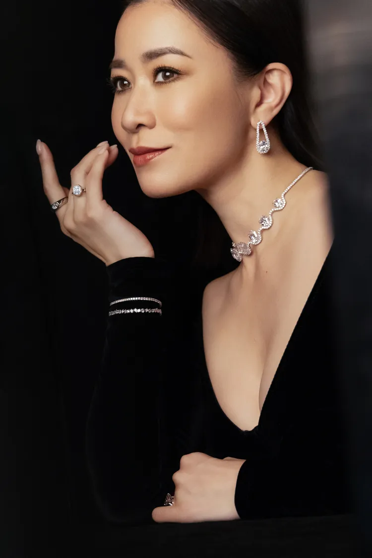 佘詩曼配戴37.6克拉項鍊由7顆八角形切割培育鑽石組成。品牌提供
