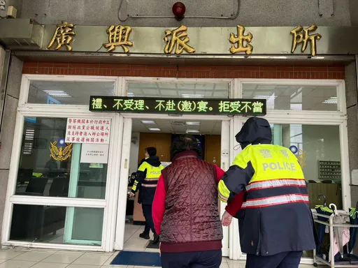 老婦落入「假申請補助真詐財」陷阱勸不聽　兒子帶她到警所求助