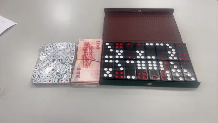 警方查扣天九牌及賭資。翻攝畫面