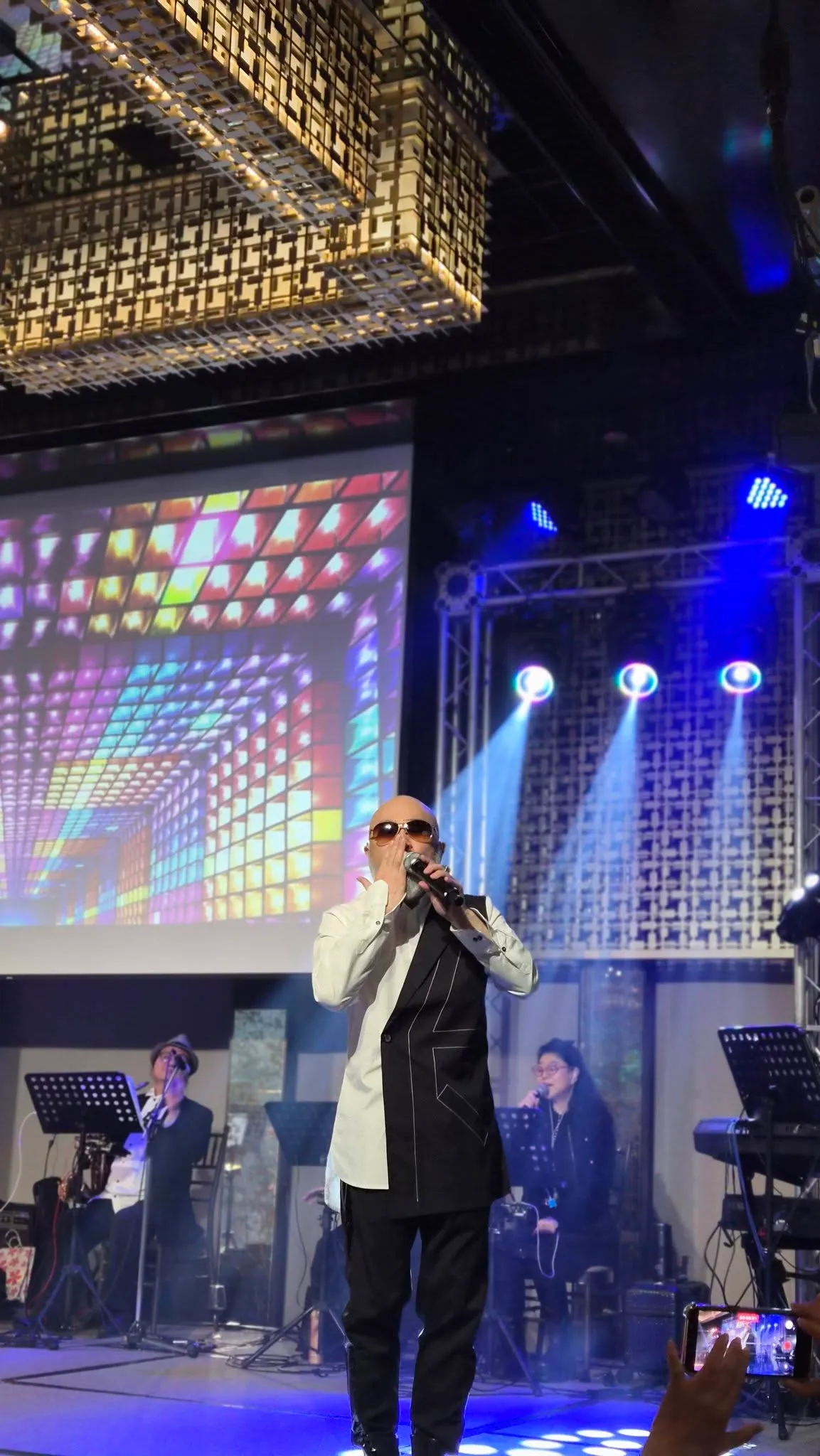 辛龍上台獻唱。翻攝陳美鳳臉書