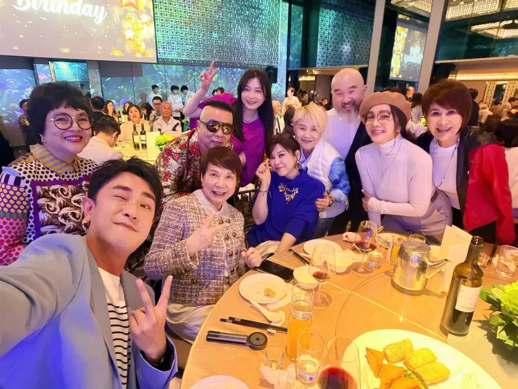 向娃（右起）、陳美鳳、辛龍、李明依、方馨等藝人昨晚出席富商生日趴。翻攝陳美鳳臉書