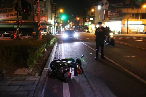 75歲長者深夜闖紅燈！遭機車撞死　屏警加強宣導良好用路習慣