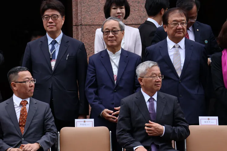 「李遠加油！」站在一眾官員裡，默默對自己打氣。圖為行政院聯合交接典禮／莊宗達攝