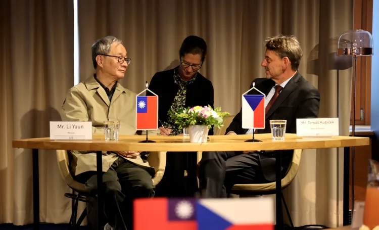 文化部長李遠訪歐，與捷克當地人士會面交流。文化部提供