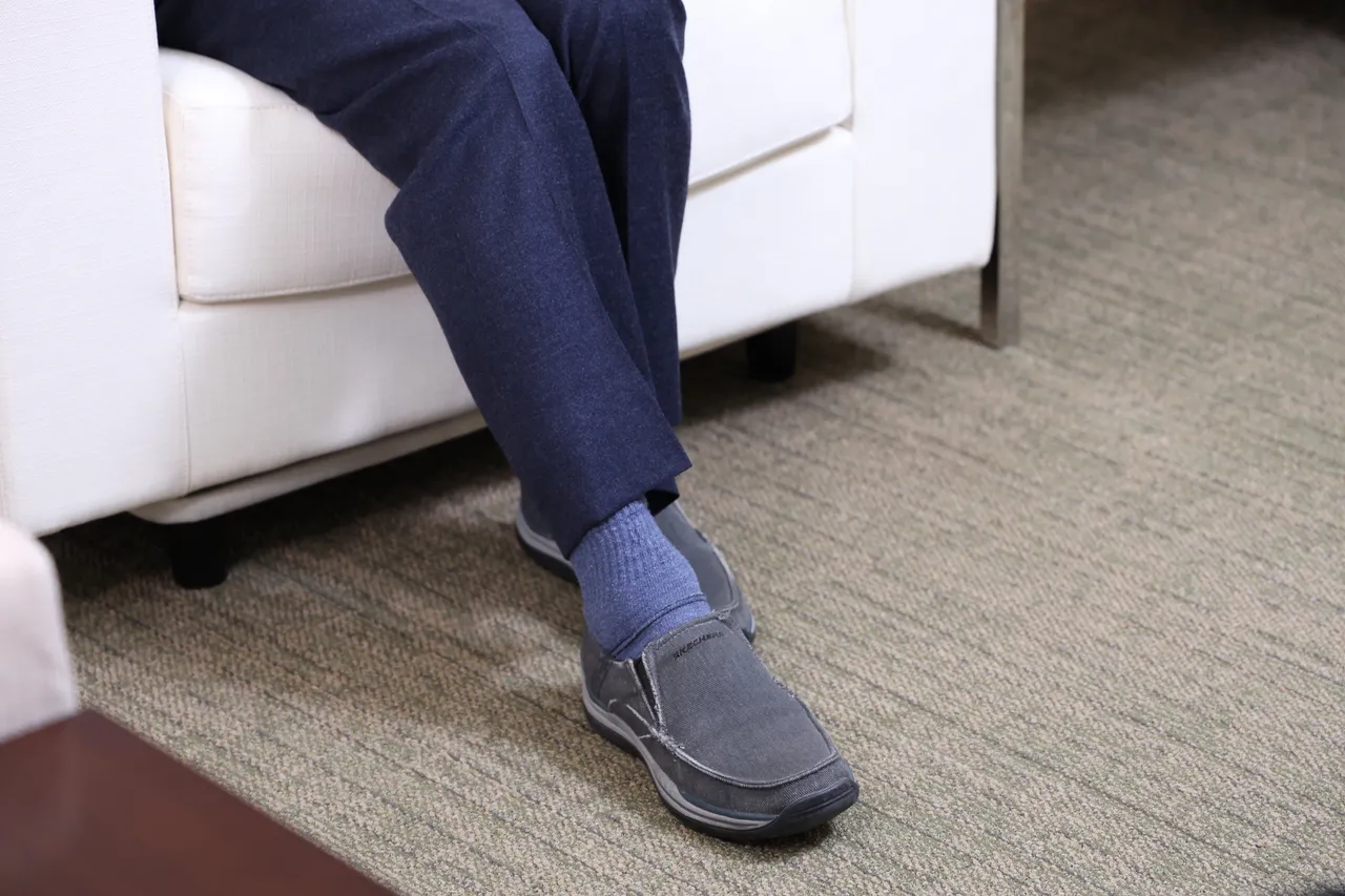 李遠在專訪時雖穿著布鞋，也難掩對皮鞋的不自在。莊宗達攝