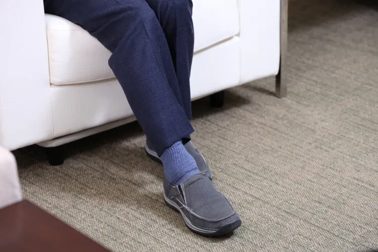 李遠在專訪時雖穿著布鞋，也難掩對皮鞋的不自在。莊宗達攝