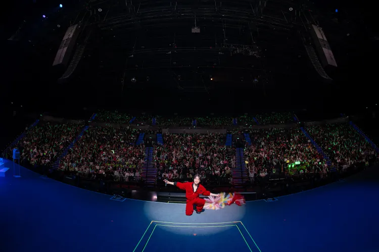 張棟樑澳門收官場與5000名歌迷合影。張棟樑第二十一個故事巡演官方提供