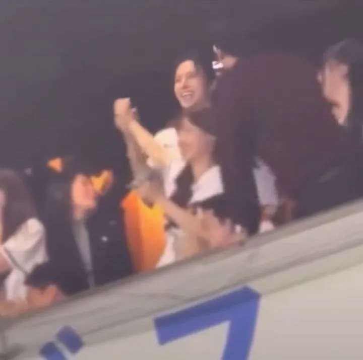 友榮和Chuu擊掌又緊緊握住。翻攝X