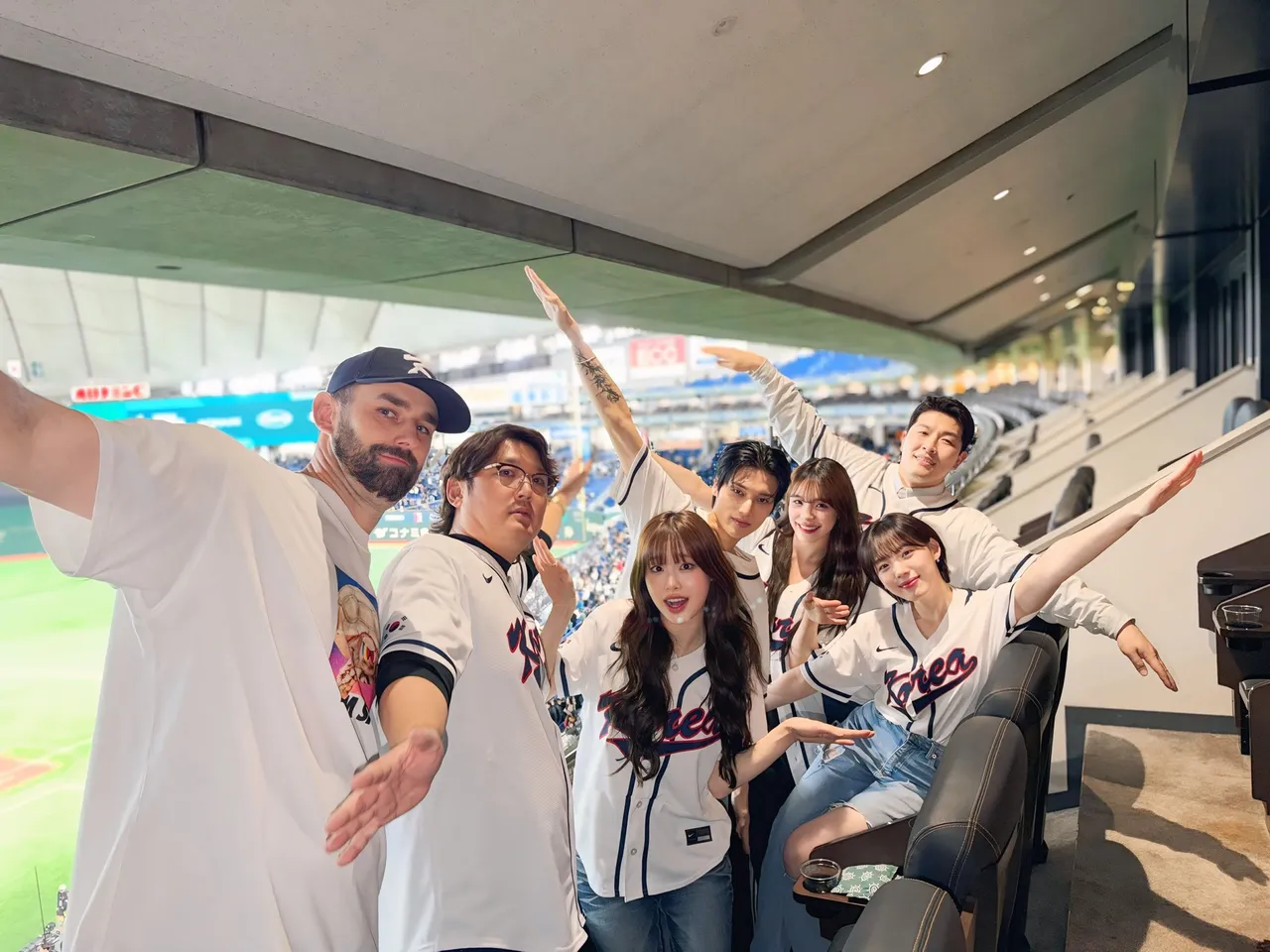 河智媛（前排右起）、李多慧、友榮、Chuu在東京巨蛋為韓國隊加油。翻攝MLB Korea X