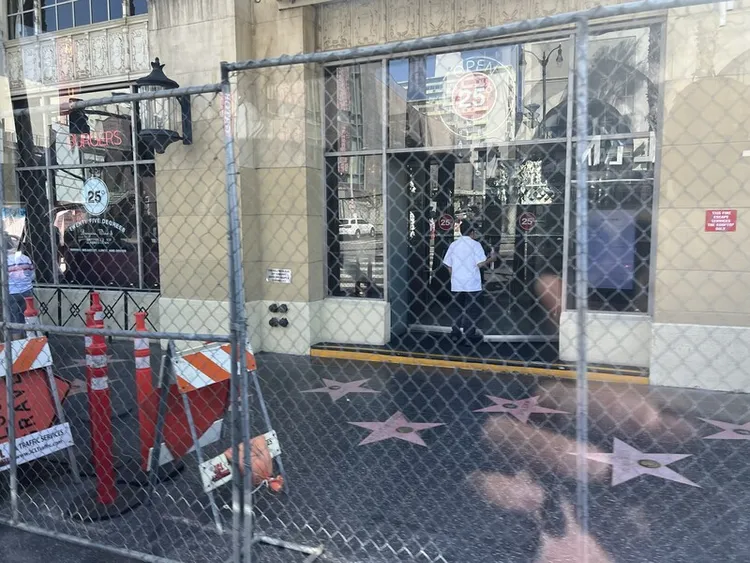 好萊塢大道被鐵網包圍。中央社