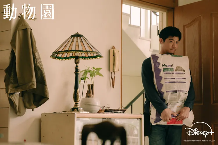 王柏傑興奮摸到犀牛角。 Disney+ 提供