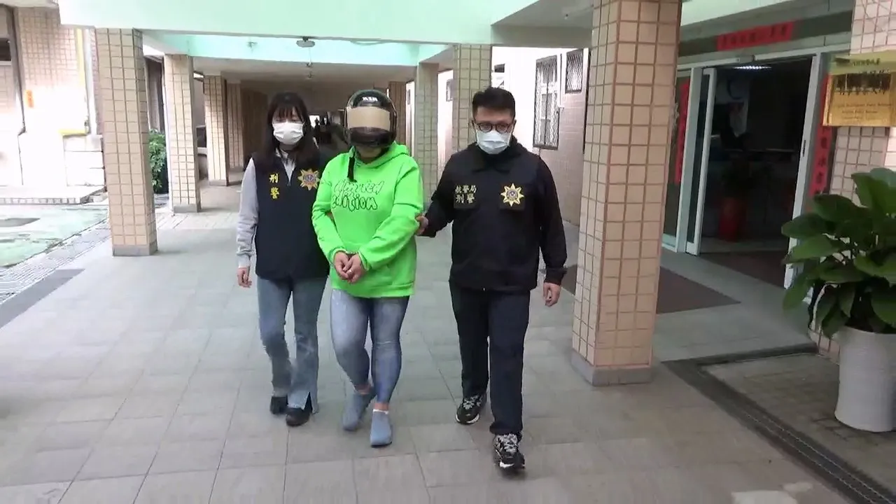 女子送辦。航警局提供