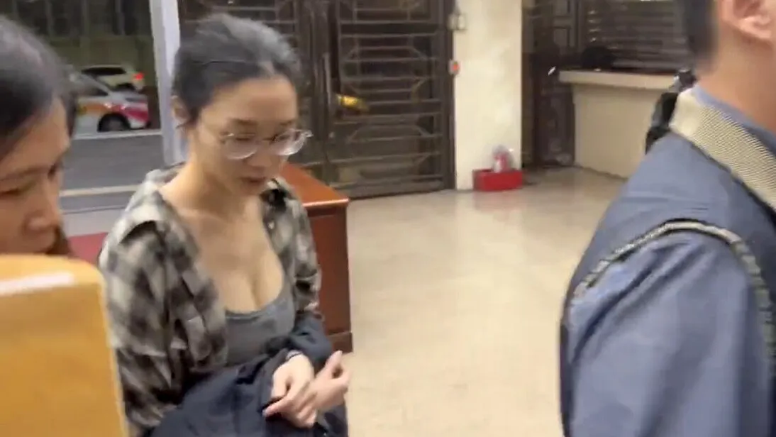 劉純妤在檢調首波搜索中遭拘提約談，當天她外型與身材姣好，掀起網路熱議。讀者提供