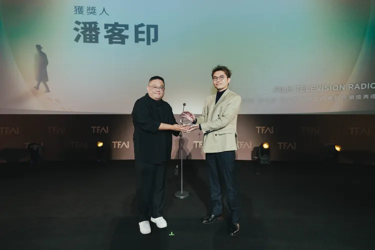 執導破億國片神話《陽光女子合唱團》的林孝謙導演（圖左）將「最佳新導演獎」頒給潘客印（圖右）。國家影視聽中心提供