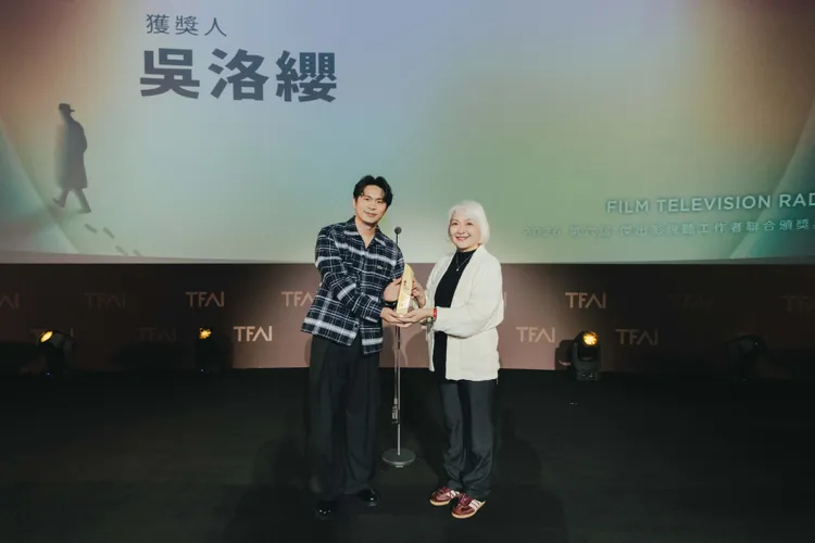 演員姚淳耀（圖左）將「傑出編劇工作者」頒給合作影集《我願意》的夥伴吳洛纓老師（圖右）。國家影視聽中心提供